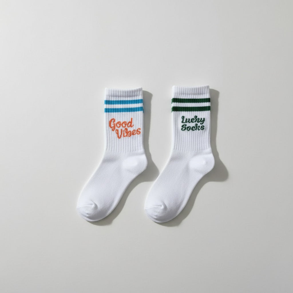 Vrolijke sokken voor kinderen bedrukt met ludieke quotes zoals Lucky socks en good vibes