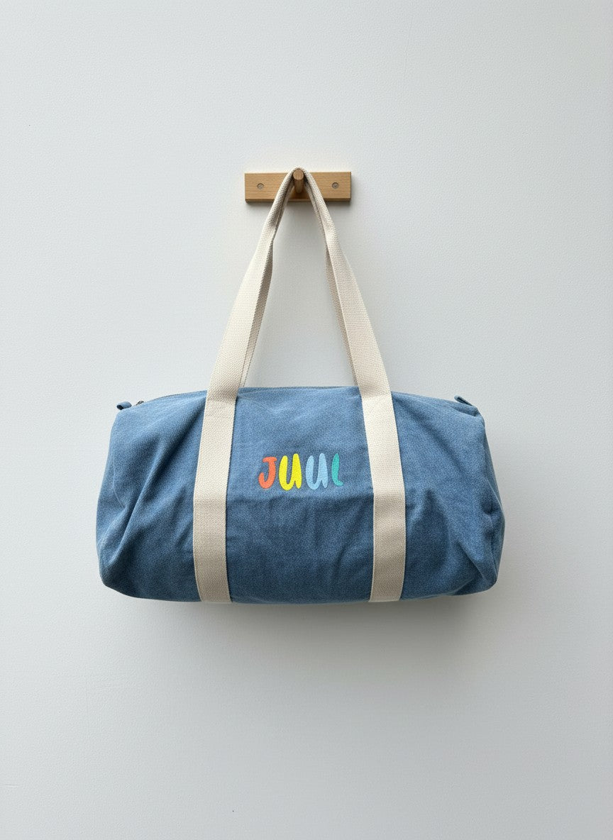 Gepersonaliseerde weekender in jeans met geborduurde naam in vrolijke kleuren