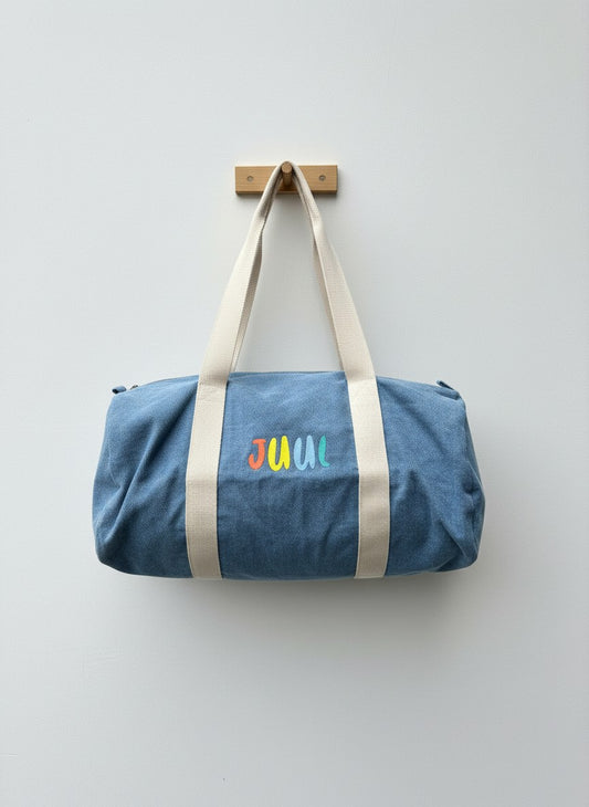 Gepersonaliseerde weekender in jeans met geborduurde naam in vrolijke kleuren
