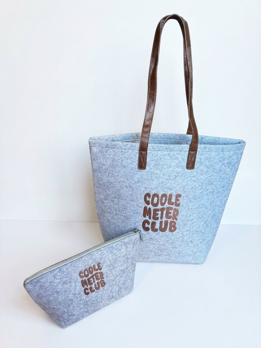 Prachtige draagtas en etui met geborduurde tekst “Coole meter club” als origineel geschenk om de meter vraag te stellen