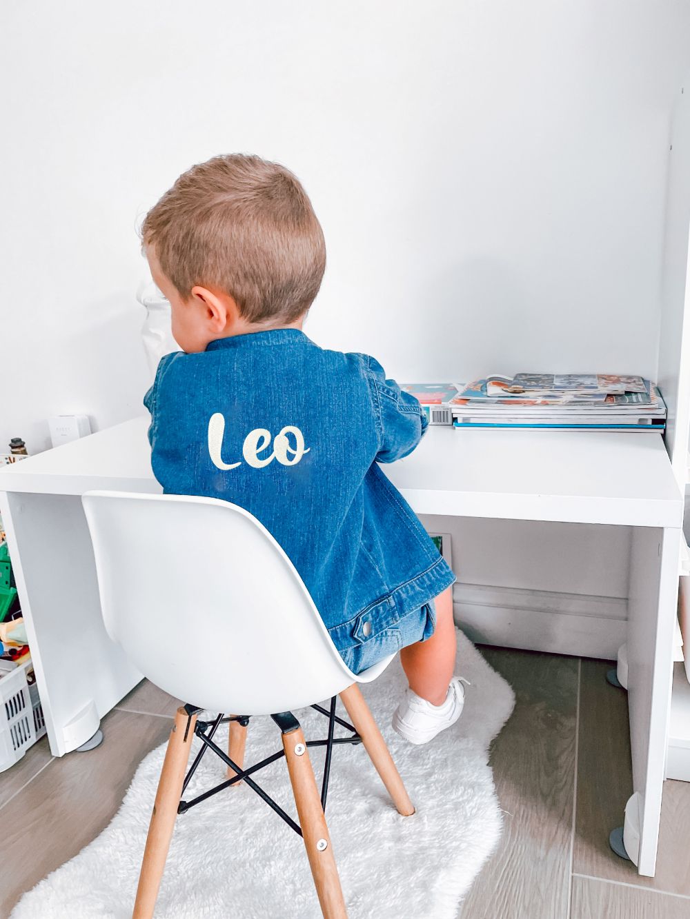 Kindje met een knappe gepersonaliseerde jeansvest