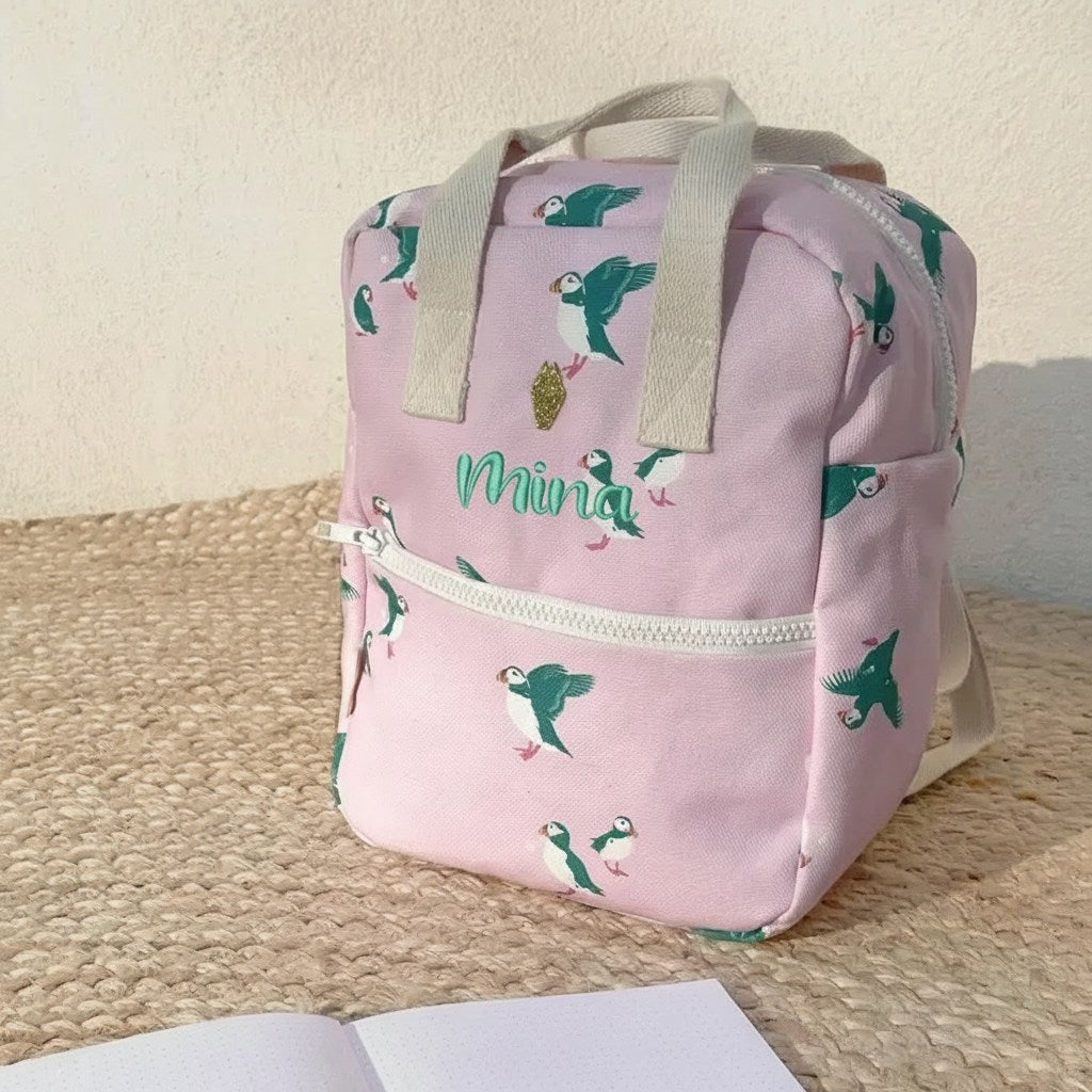 Gepersonaliseerde vrolijke rugzak van Milinane met papegaaien motief en geborduurde naam