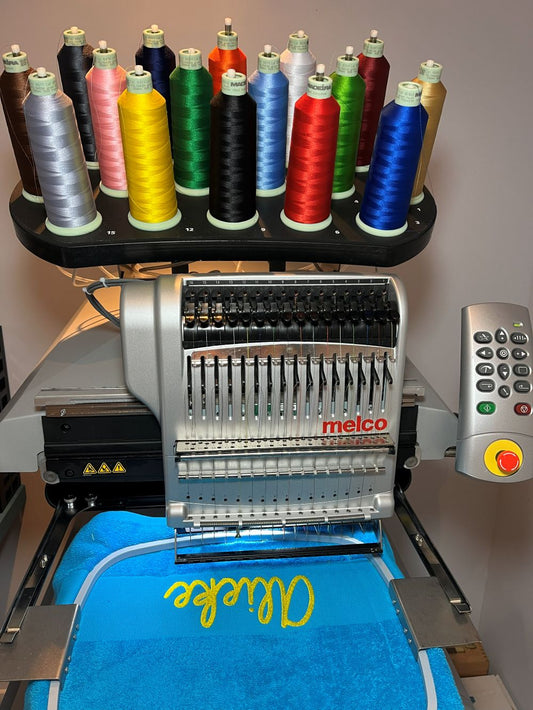 Professioneel geborduurde kleurrijke handdoek met naam kind