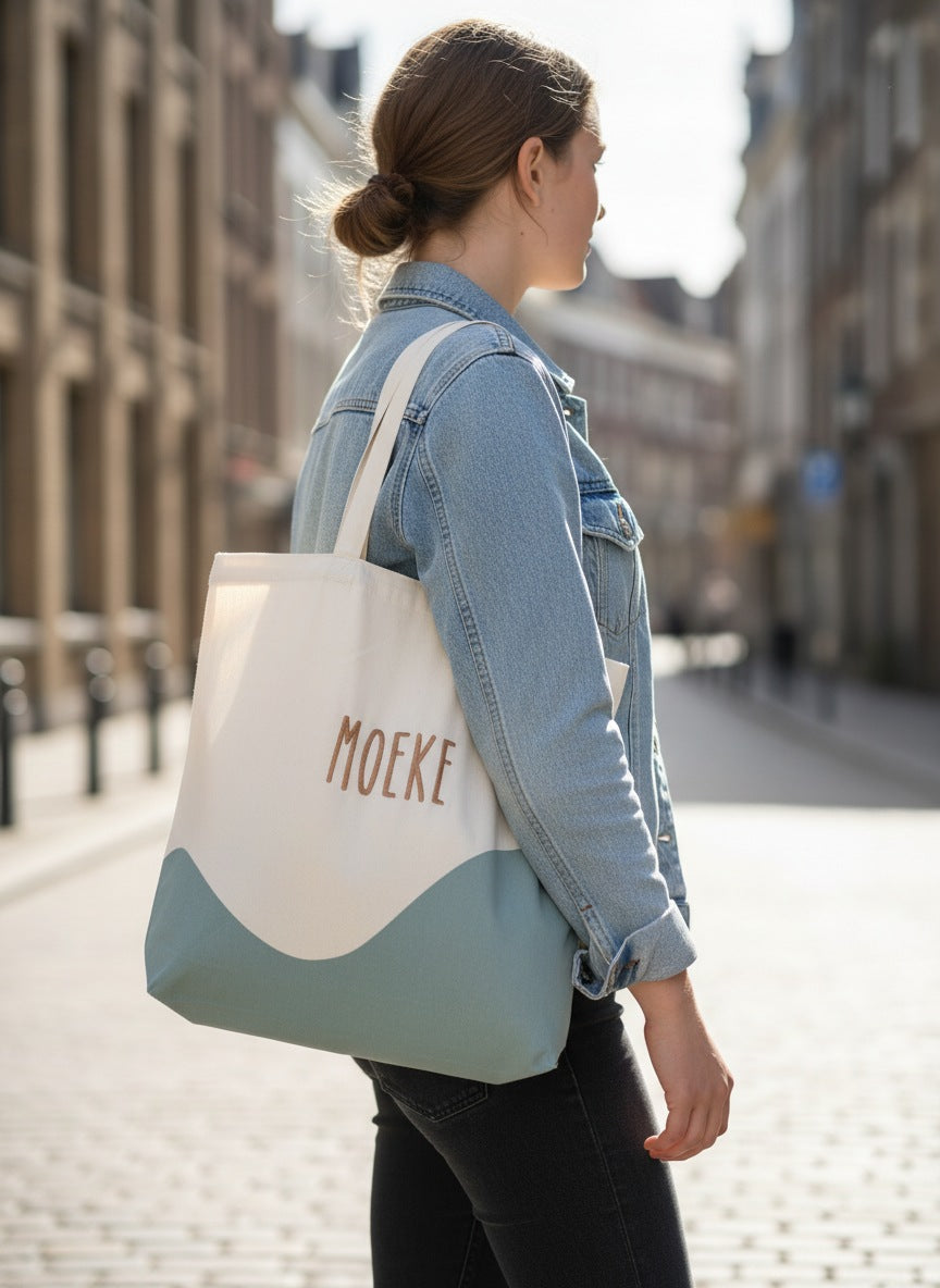 Originele totebag geborduurd met tekst moeke en een wave patroon