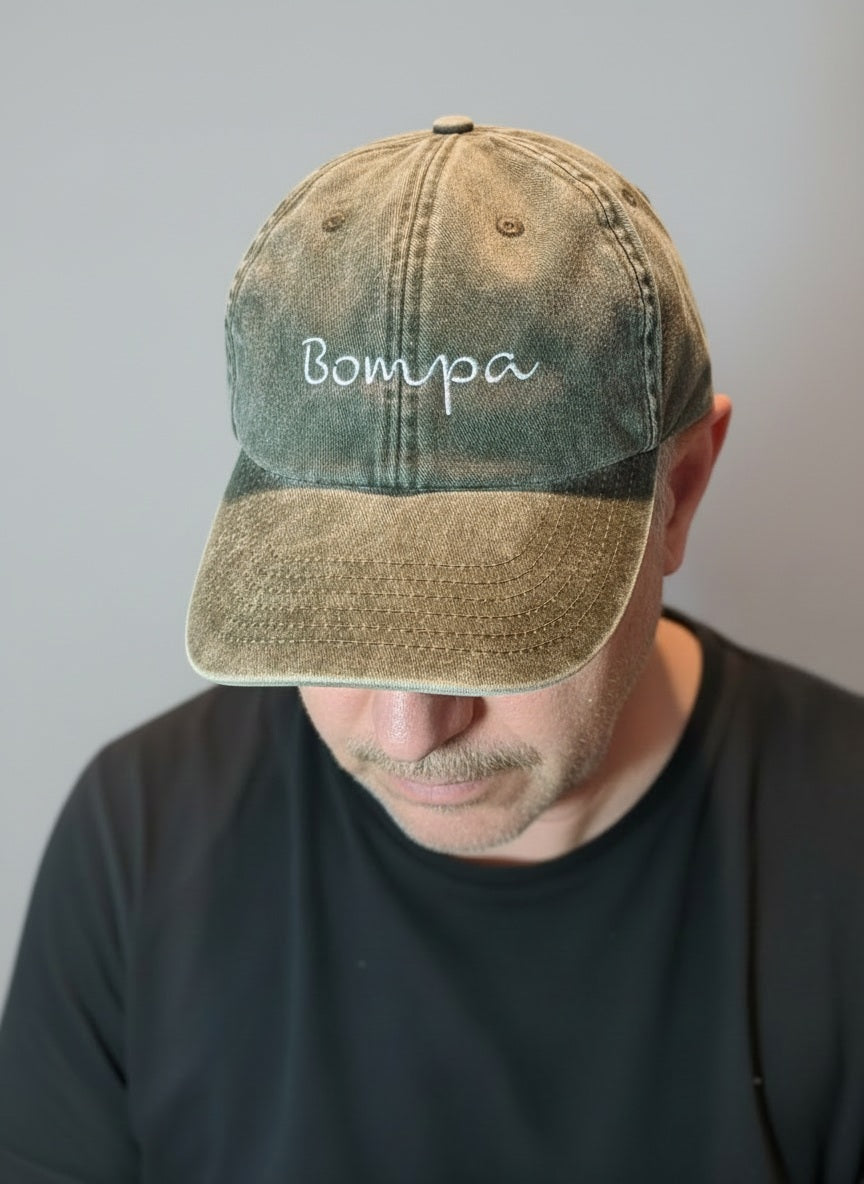 Opa met gepersonaliseerde pet met de tekst bompa